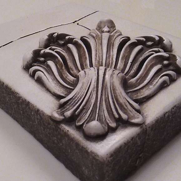 *Signed bisque Atlantis Tile, like Sid Dickens. *Rare & Retired wall art - Picture 3 of 11